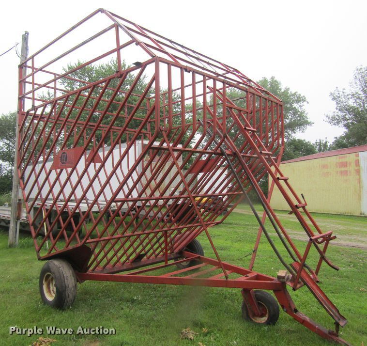 image for item GQ9047 E-Z Trail bale transporter