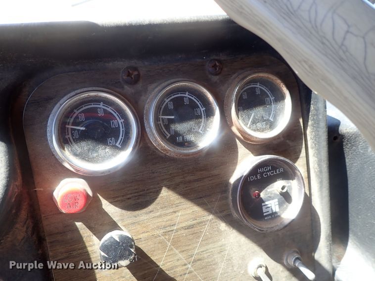 image for item GV9618 1976 Freightliner 6342T  grain truck