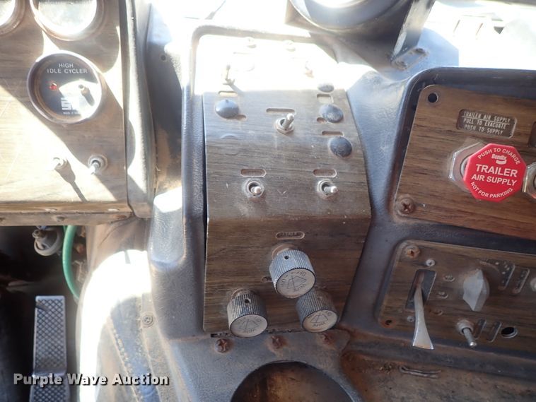 image for item GV9618 1976 Freightliner 6342T  grain truck