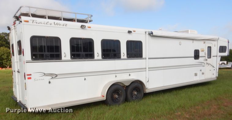 image for item HB9262 2004 Trails West Sierra horse trailer