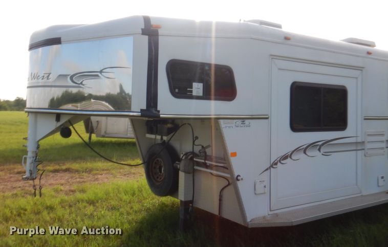 image for item HB9262 2004 Trails West Sierra horse trailer