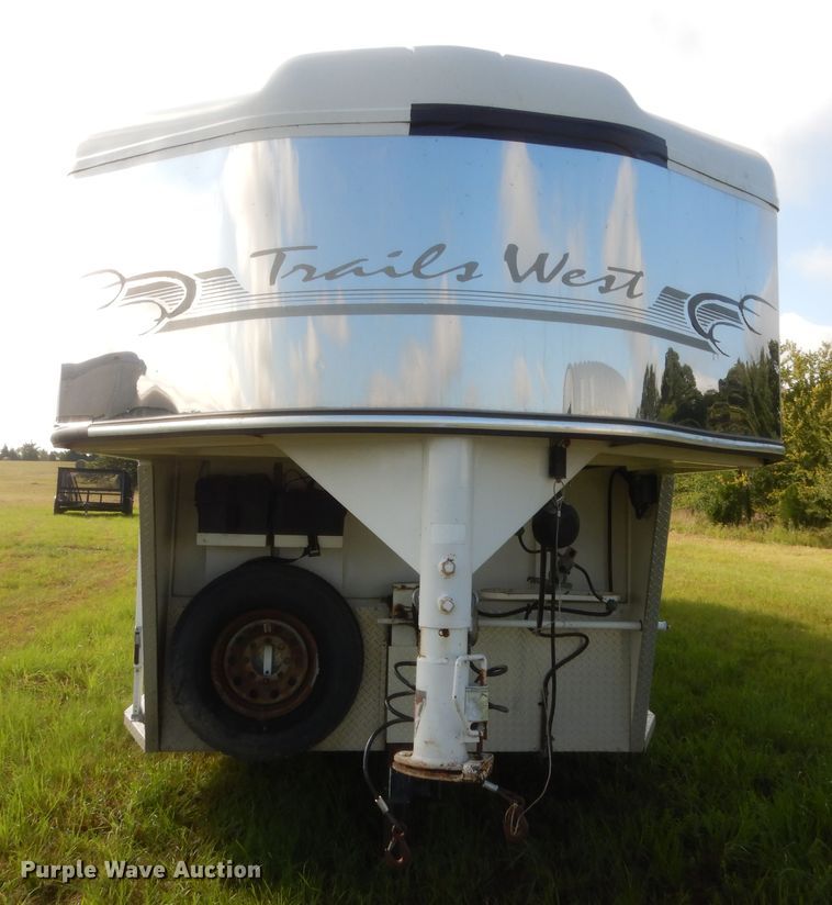 image for item HB9262 2004 Trails West Sierra horse trailer