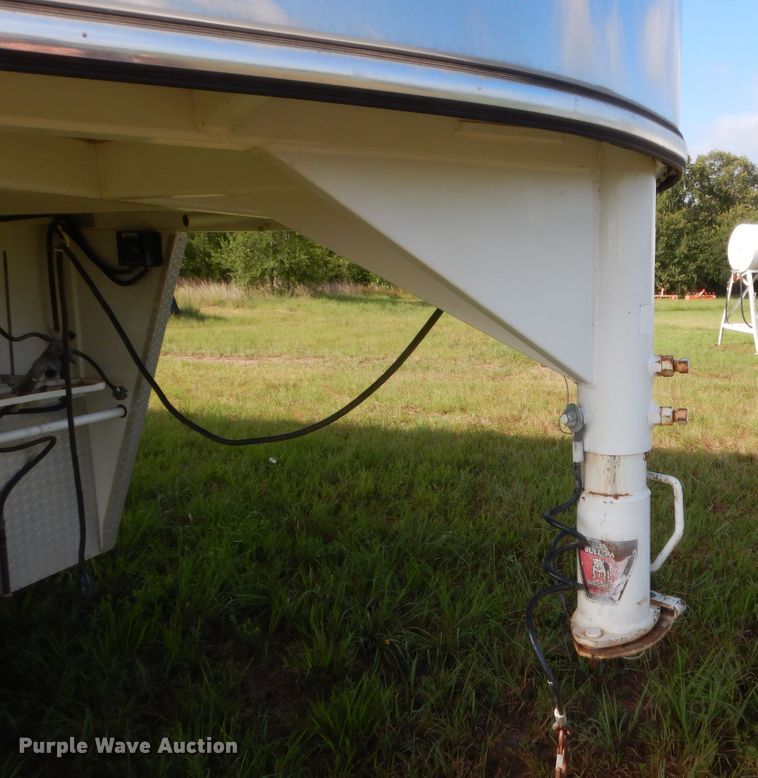 image for item HB9262 2004 Trails West Sierra horse trailer