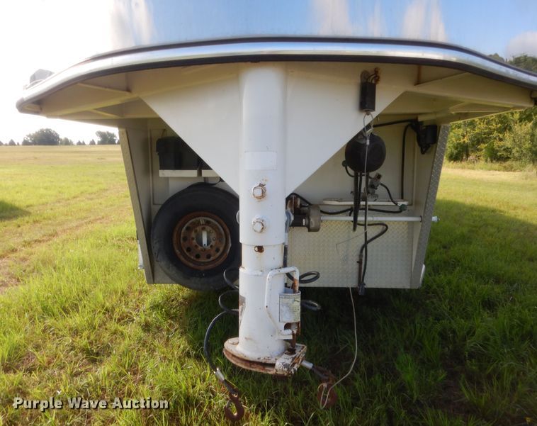 image for item HB9262 2004 Trails West Sierra horse trailer