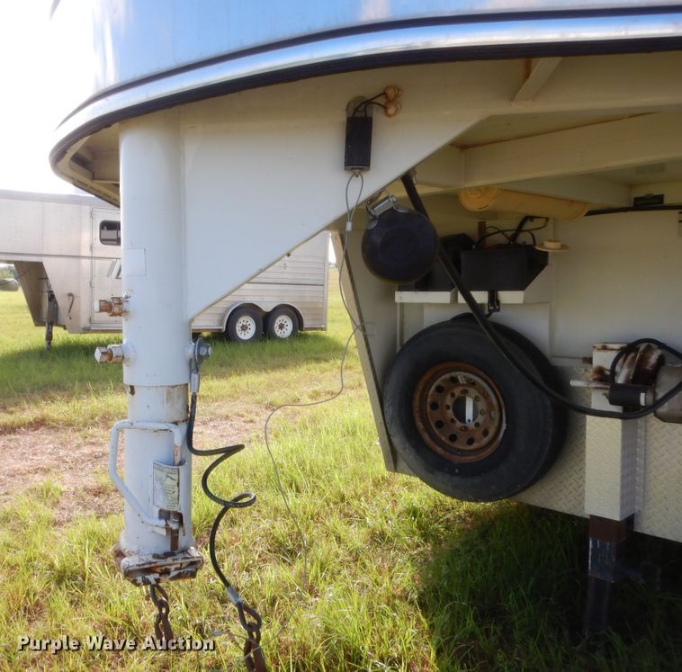 image for item HB9262 2004 Trails West Sierra horse trailer