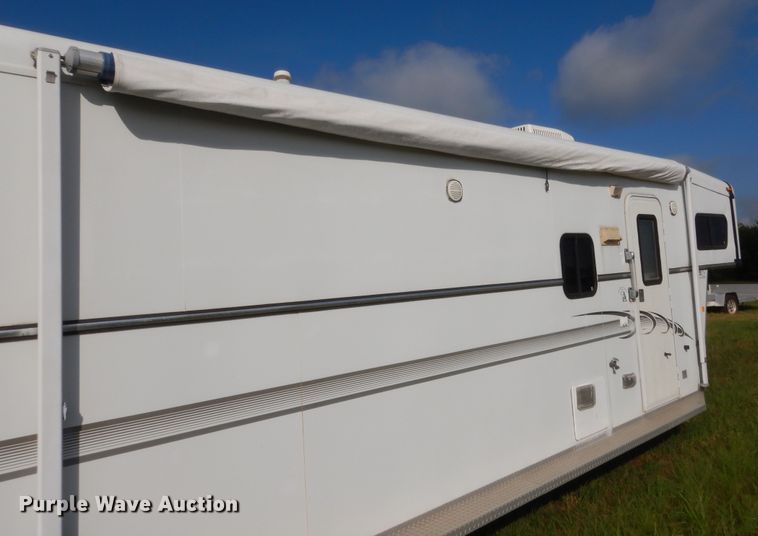 image for item HB9262 2004 Trails West Sierra horse trailer