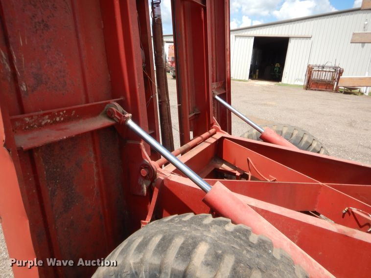 image for item HB9265 1975 New Holland Stack Cruiser 1046 hay bale wagon