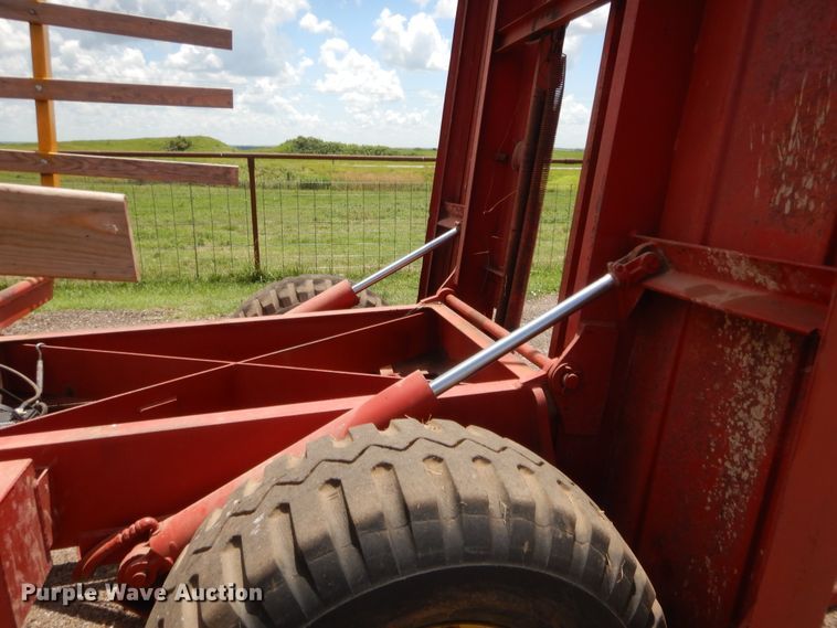 image for item HB9265 1975 New Holland Stack Cruiser 1046 hay bale wagon