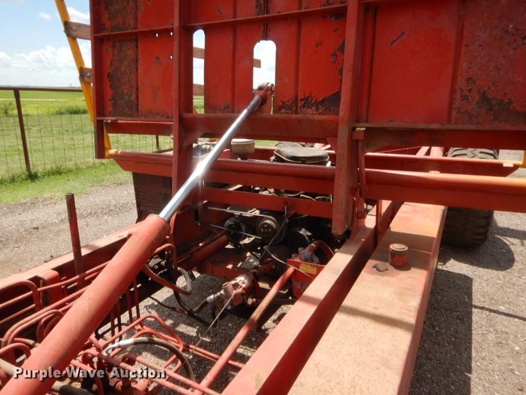 image for item HB9265 1975 New Holland Stack Cruiser 1046 hay bale wagon