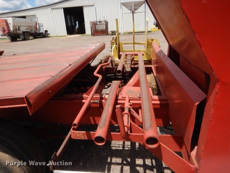 image for item HB9265 1975 New Holland Stack Cruiser 1046 hay bale wagon