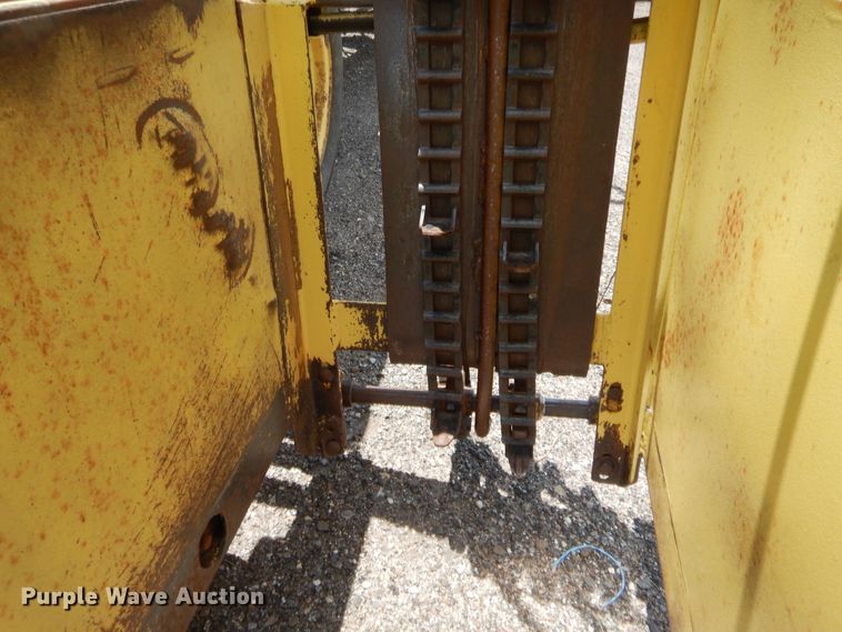 image for item HB9265 1975 New Holland Stack Cruiser 1046 hay bale wagon