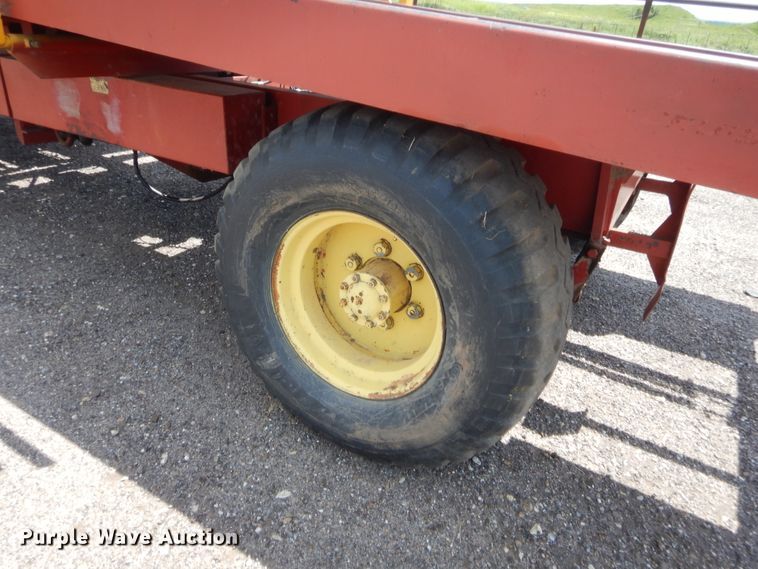 image for item HB9265 1975 New Holland Stack Cruiser 1046 hay bale wagon