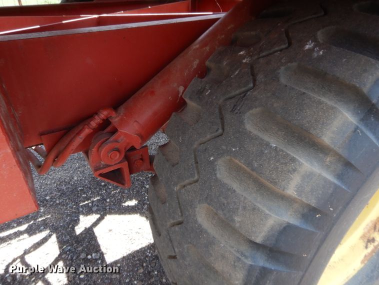 image for item HB9265 1975 New Holland Stack Cruiser 1046 hay bale wagon