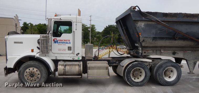 image for item DG7944 2001 Kenworth T800  semi truck