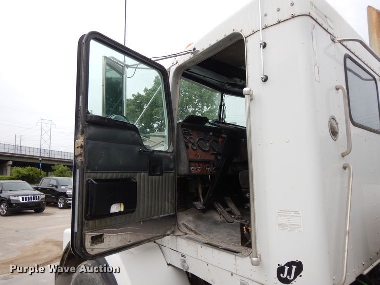 image for item DG7944 2001 Kenworth T800  semi truck