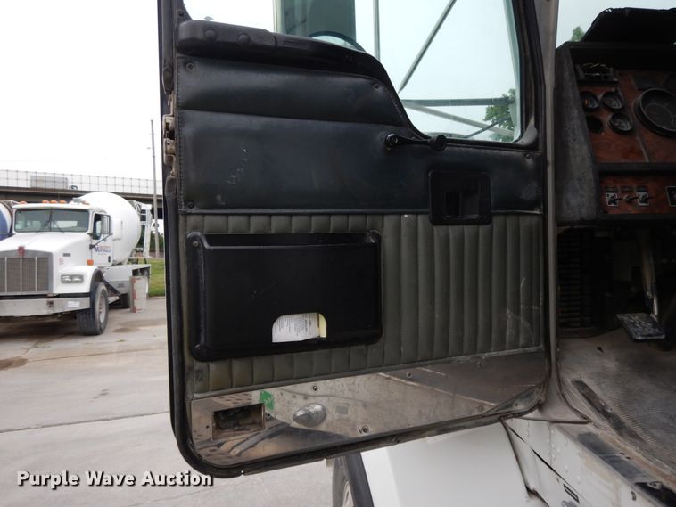 image for item DG7944 2001 Kenworth T800  semi truck