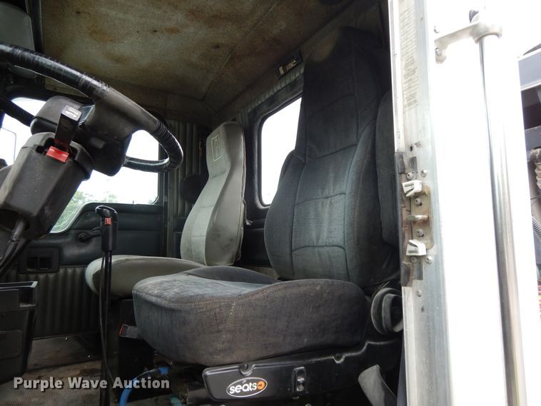 image for item DG7944 2001 Kenworth T800  semi truck