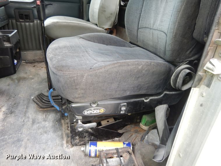 image for item DG7944 2001 Kenworth T800  semi truck