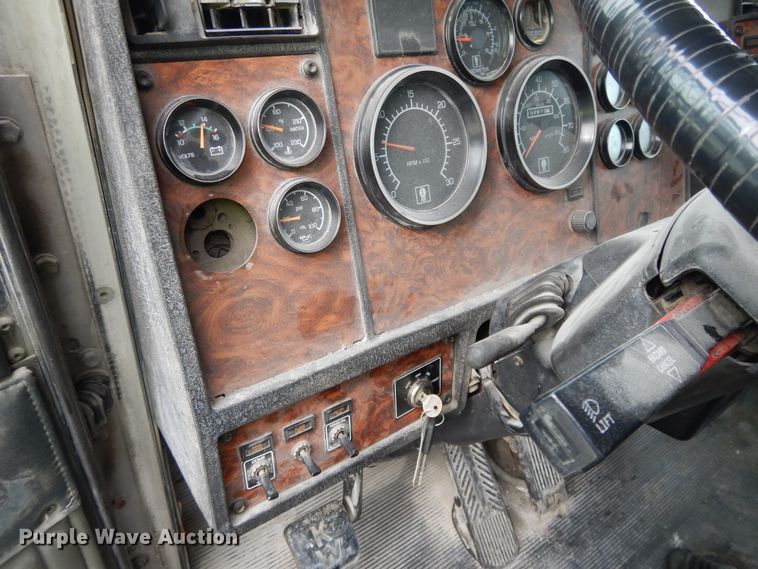 image for item DG7944 2001 Kenworth T800  semi truck