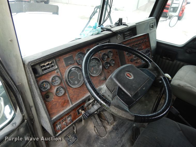 image for item DG7944 2001 Kenworth T800  semi truck