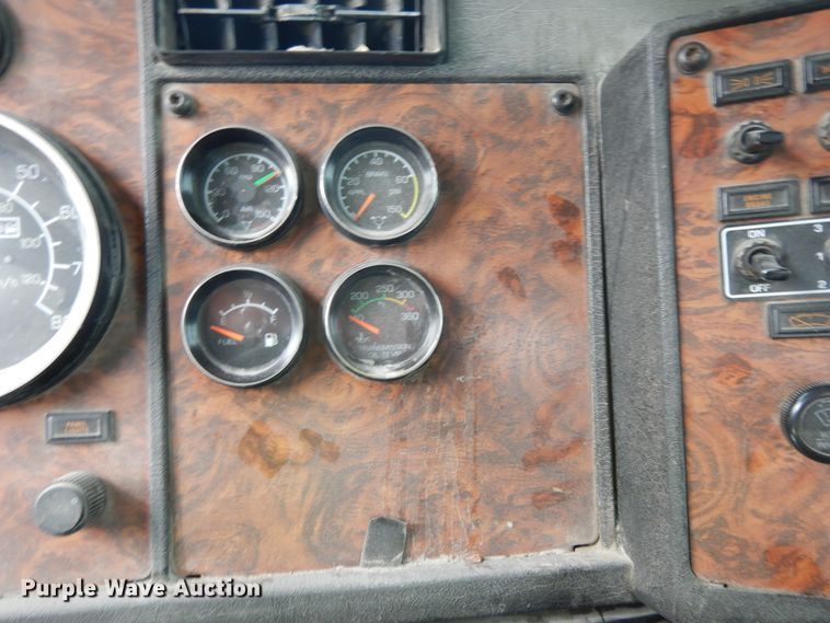 image for item DG7944 2001 Kenworth T800  semi truck