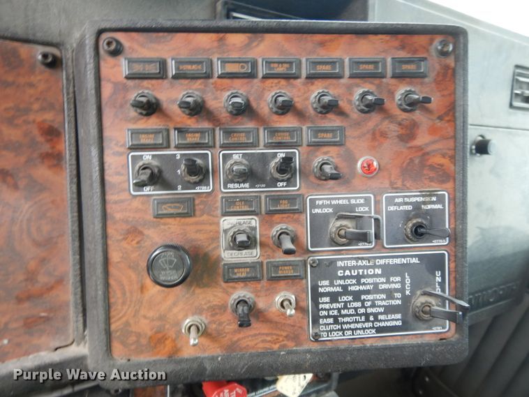 image for item DG7944 2001 Kenworth T800  semi truck