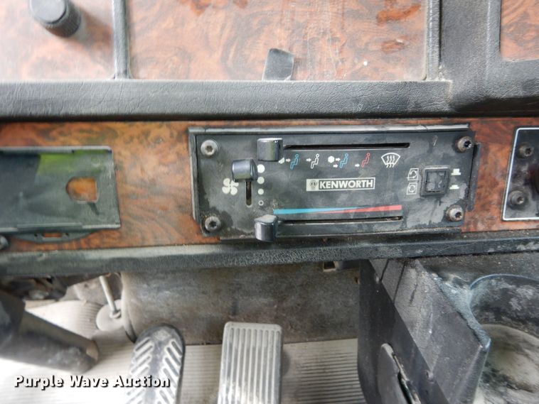 image for item DG7944 2001 Kenworth T800  semi truck