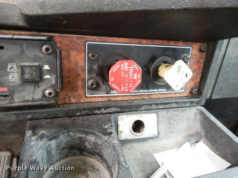 image for item DG7944 2001 Kenworth T800  semi truck