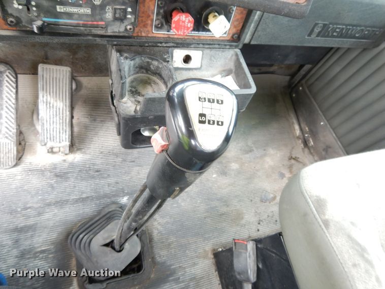 image for item DG7944 2001 Kenworth T800  semi truck