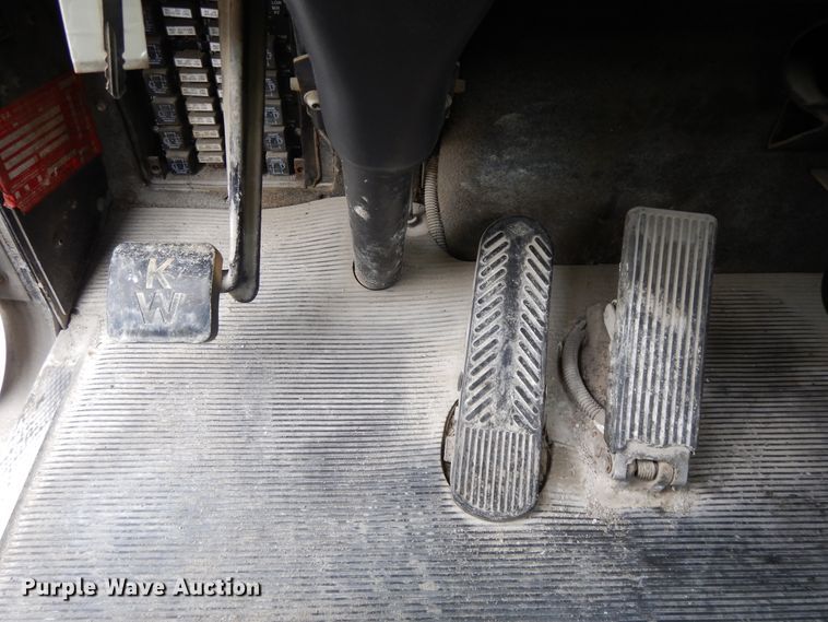 image for item DG7944 2001 Kenworth T800  semi truck