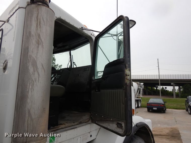 image for item DG7944 2001 Kenworth T800  semi truck