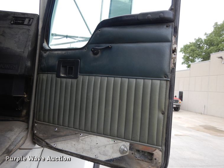 image for item DG7944 2001 Kenworth T800  semi truck