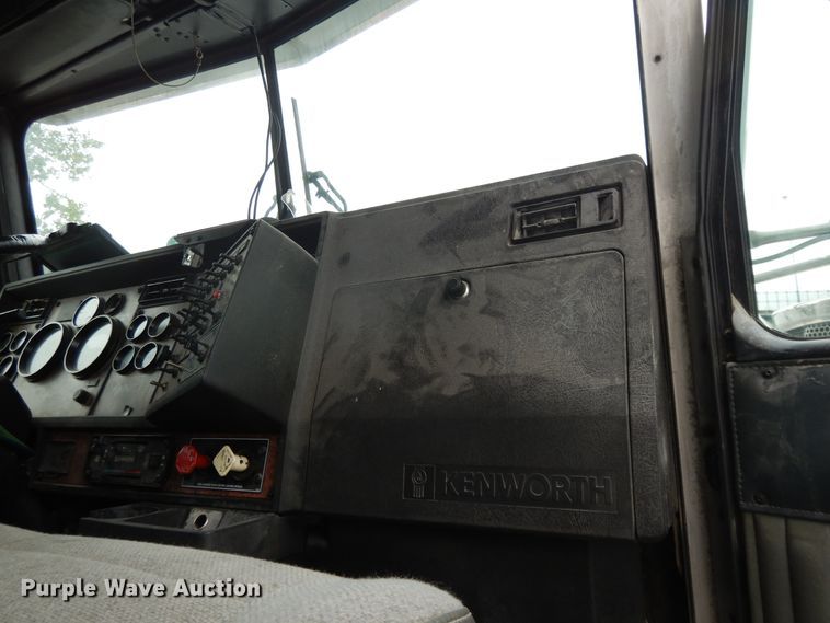 image for item DG7944 2001 Kenworth T800  semi truck