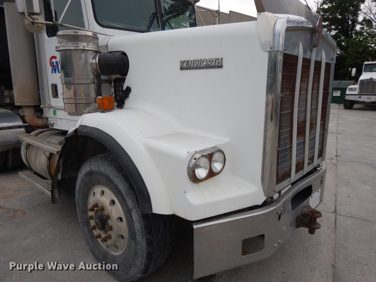image for item DG7944 2001 Kenworth T800  semi truck