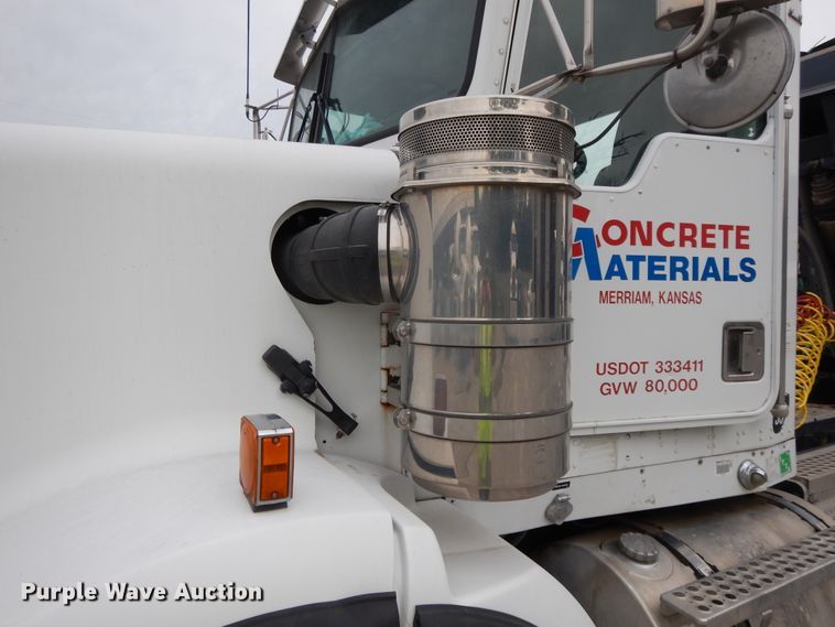 image for item DG7944 2001 Kenworth T800  semi truck