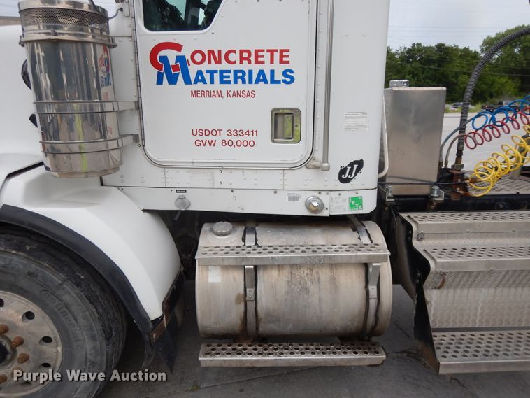 image for item DG7944 2001 Kenworth T800  semi truck