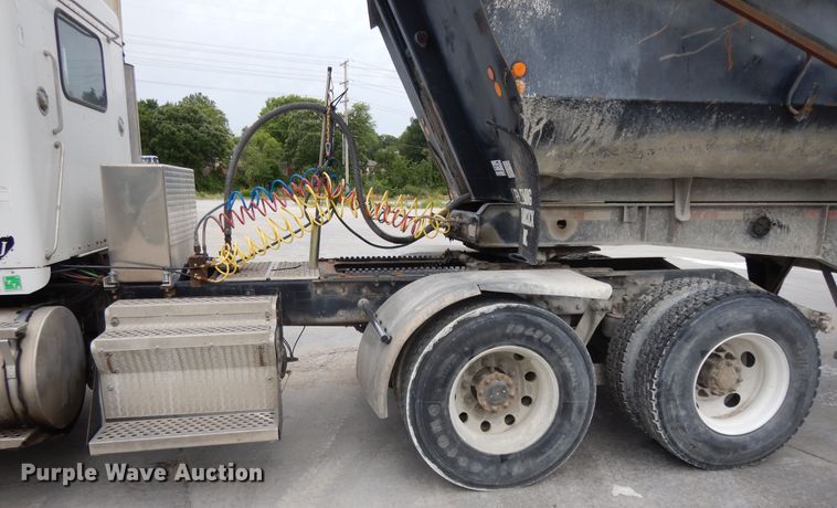 image for item DG7944 2001 Kenworth T800  semi truck