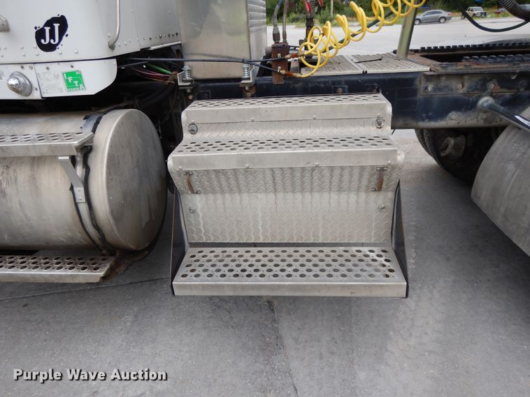 image for item DG7944 2001 Kenworth T800  semi truck