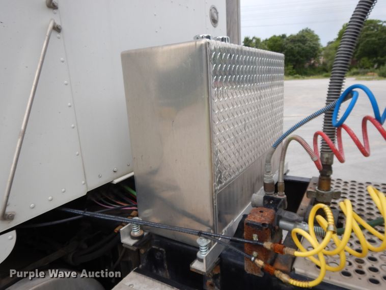 image for item DG7944 2001 Kenworth T800  semi truck