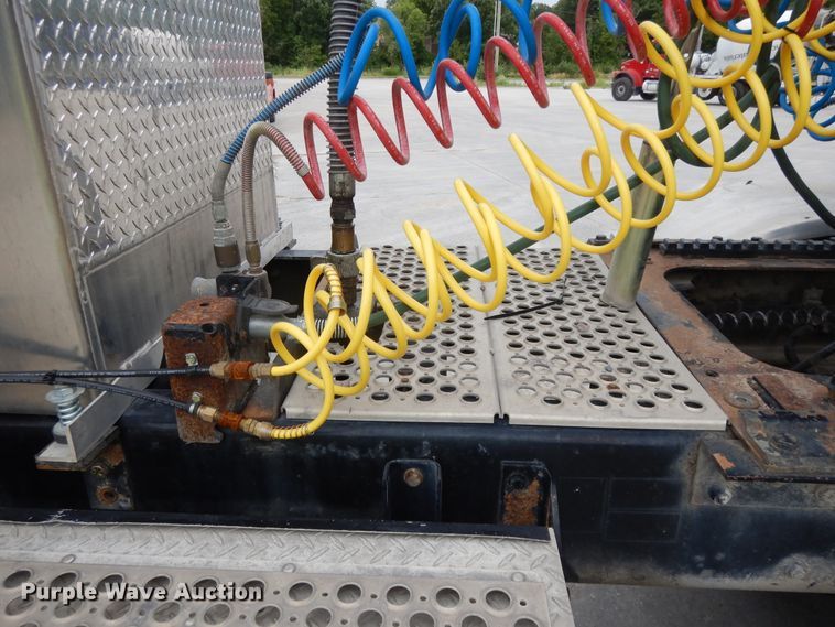 image for item DG7944 2001 Kenworth T800  semi truck