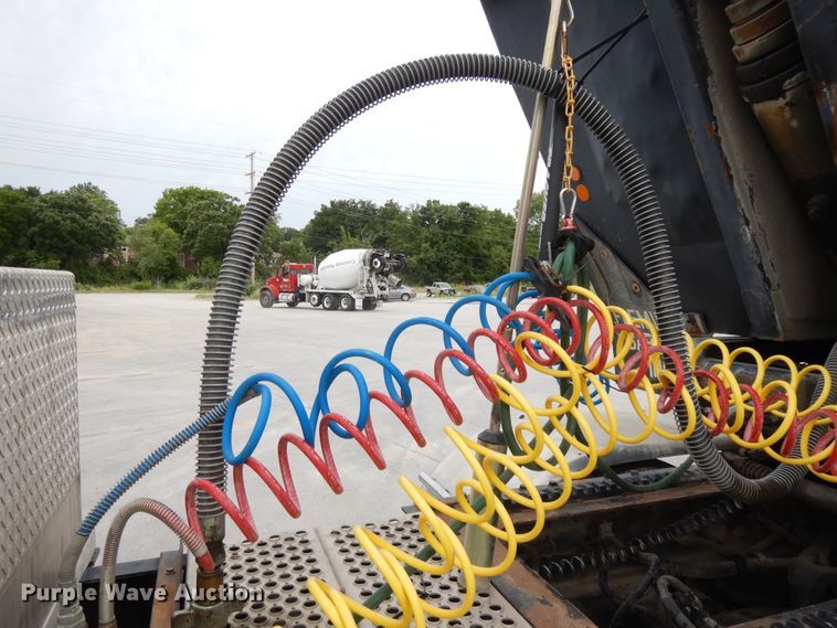 image for item DG7944 2001 Kenworth T800  semi truck