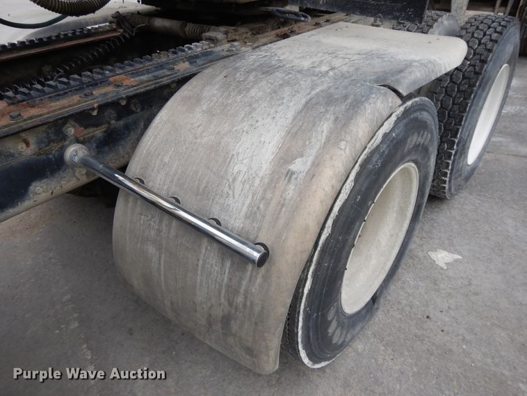 image for item DG7944 2001 Kenworth T800  semi truck