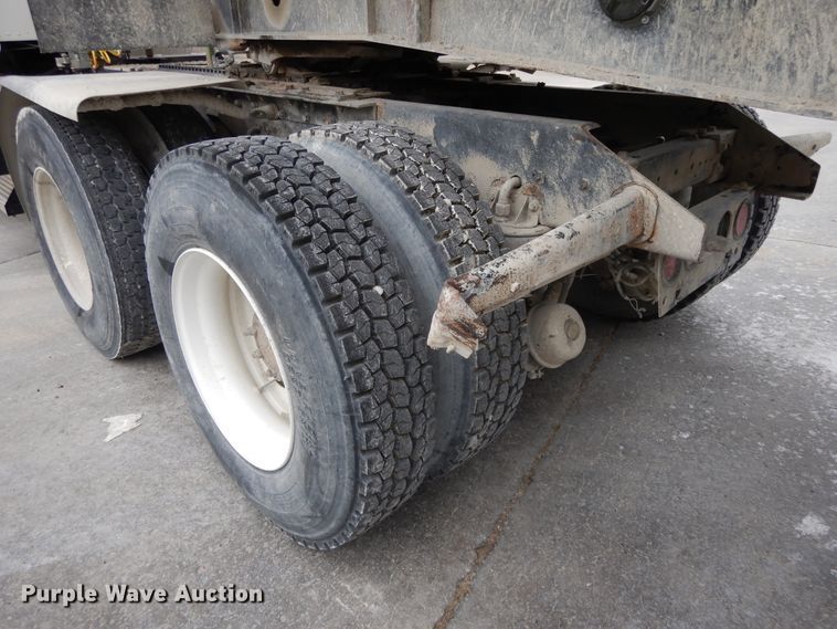 image for item DG7944 2001 Kenworth T800  semi truck