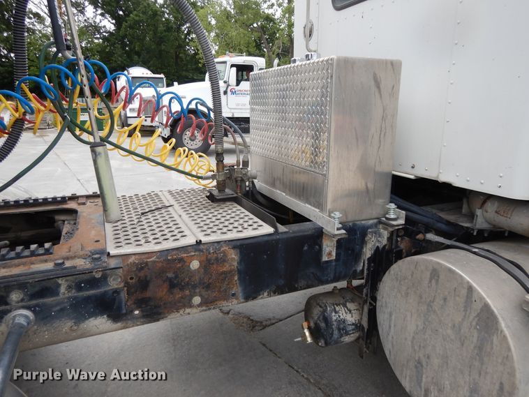 image for item DG7944 2001 Kenworth T800  semi truck