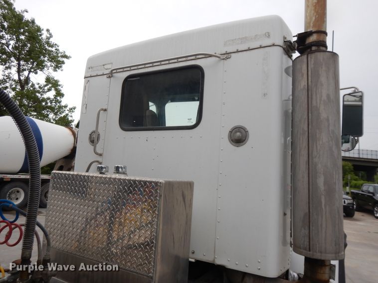 image for item DG7944 2001 Kenworth T800  semi truck