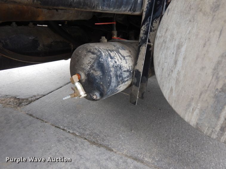 image for item DG7944 2001 Kenworth T800  semi truck