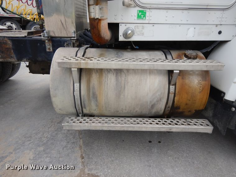 image for item DG7944 2001 Kenworth T800  semi truck