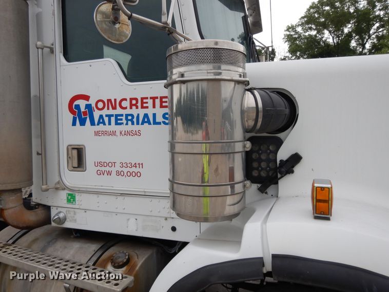 image for item DG7944 2001 Kenworth T800  semi truck