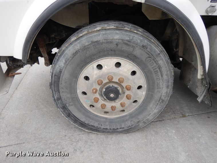 image for item DG7944 2001 Kenworth T800  semi truck