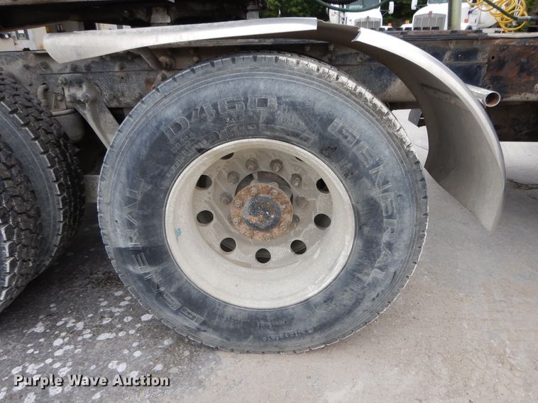 image for item DG7944 2001 Kenworth T800  semi truck